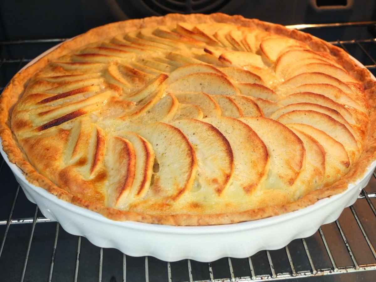 Goldbrauner Apfelkuchen mit Vanillepudding frisch aus dem Ofen