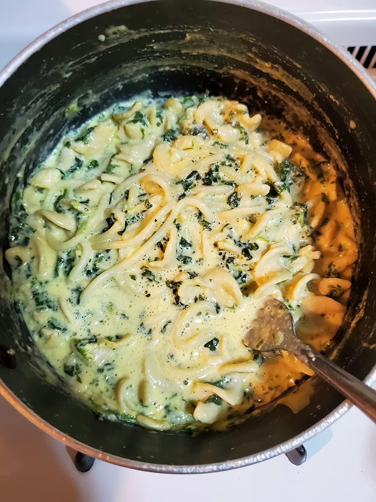 Cremige Feta Spinat Sauce im Topf