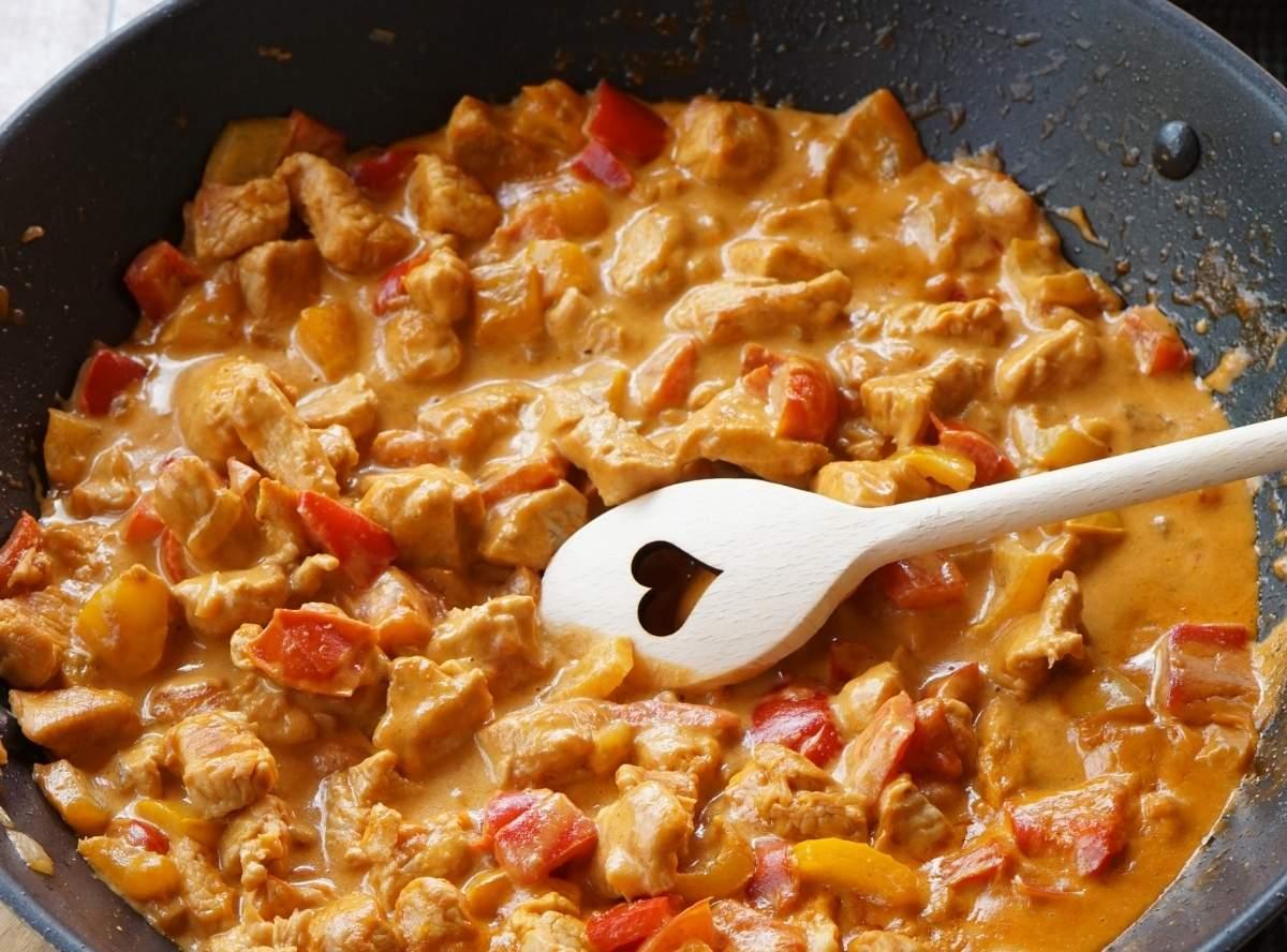 Cremige Sauce in Pfanne