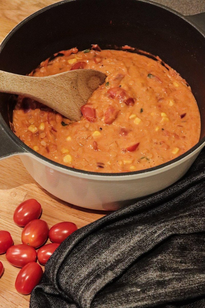 Cremige Tomatensoße im Topf