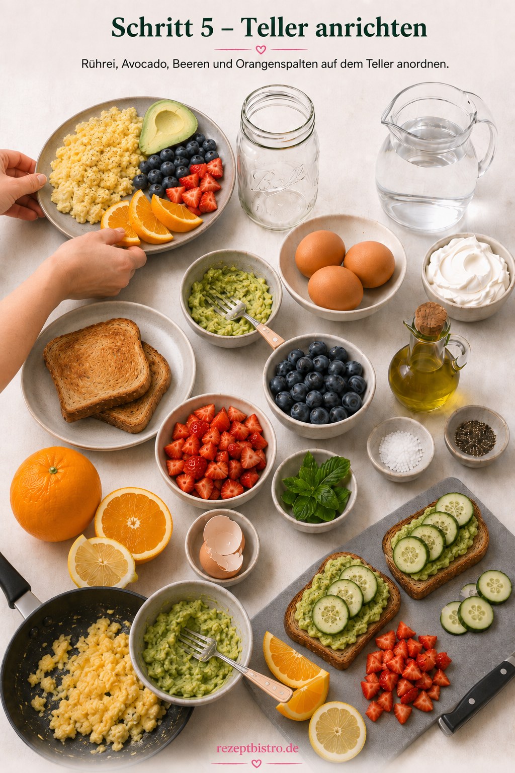 Rührei, Avocado, Beeren und Orangenspalten werden bunt auf einem Teller angerichtet