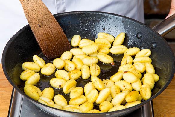 Goldbraun gebratene Gnocchi Pfanne