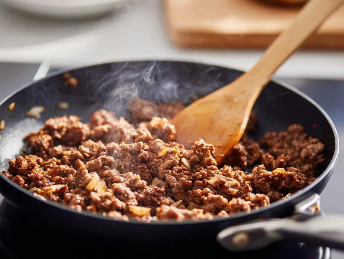 Hackfleisch in Pfanne anbraten