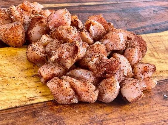 Gewürztes Hähnchen in Pfanne