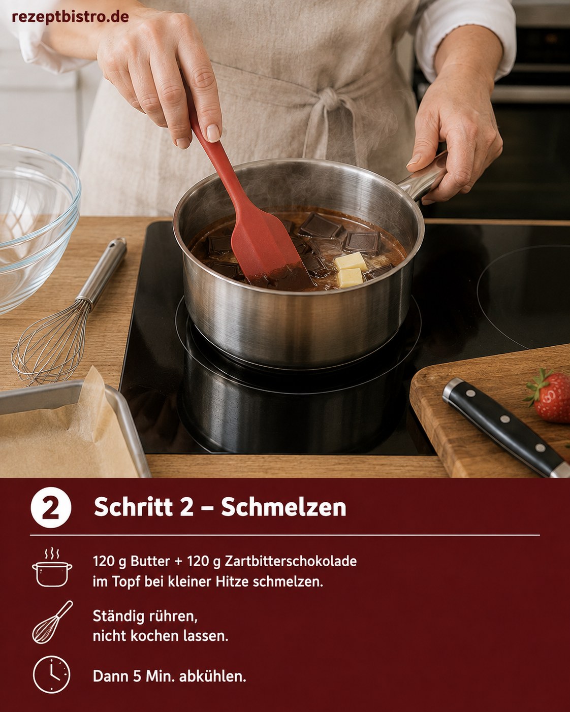 Butter und Zartbitterschokolade schmelzen langsam im Topf für den Schoko-Boden des Kuchens