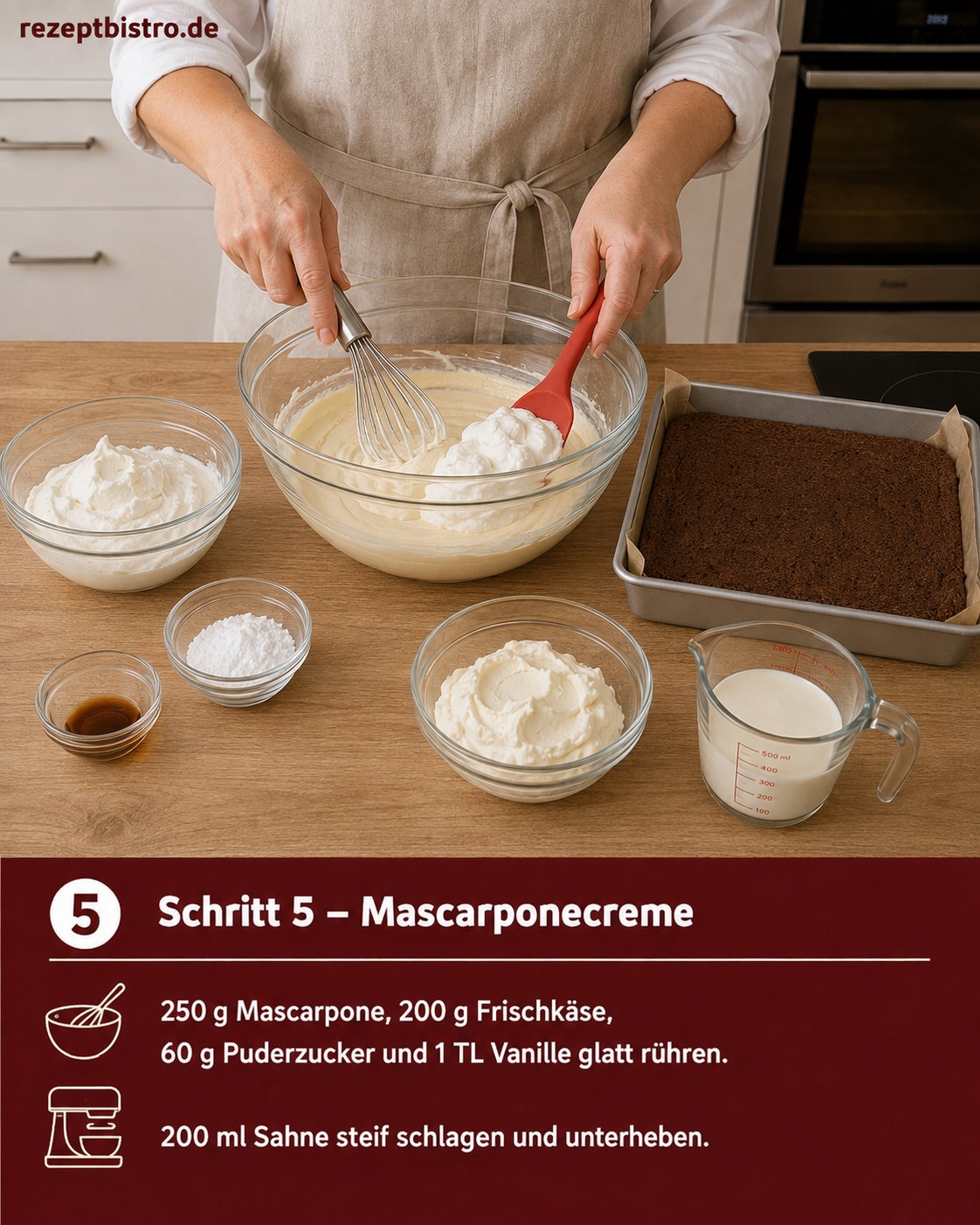 Cremige Mascarponecreme mit Sahne wird für die No-Bake-Füllung des Kuchens schaumig gerührt