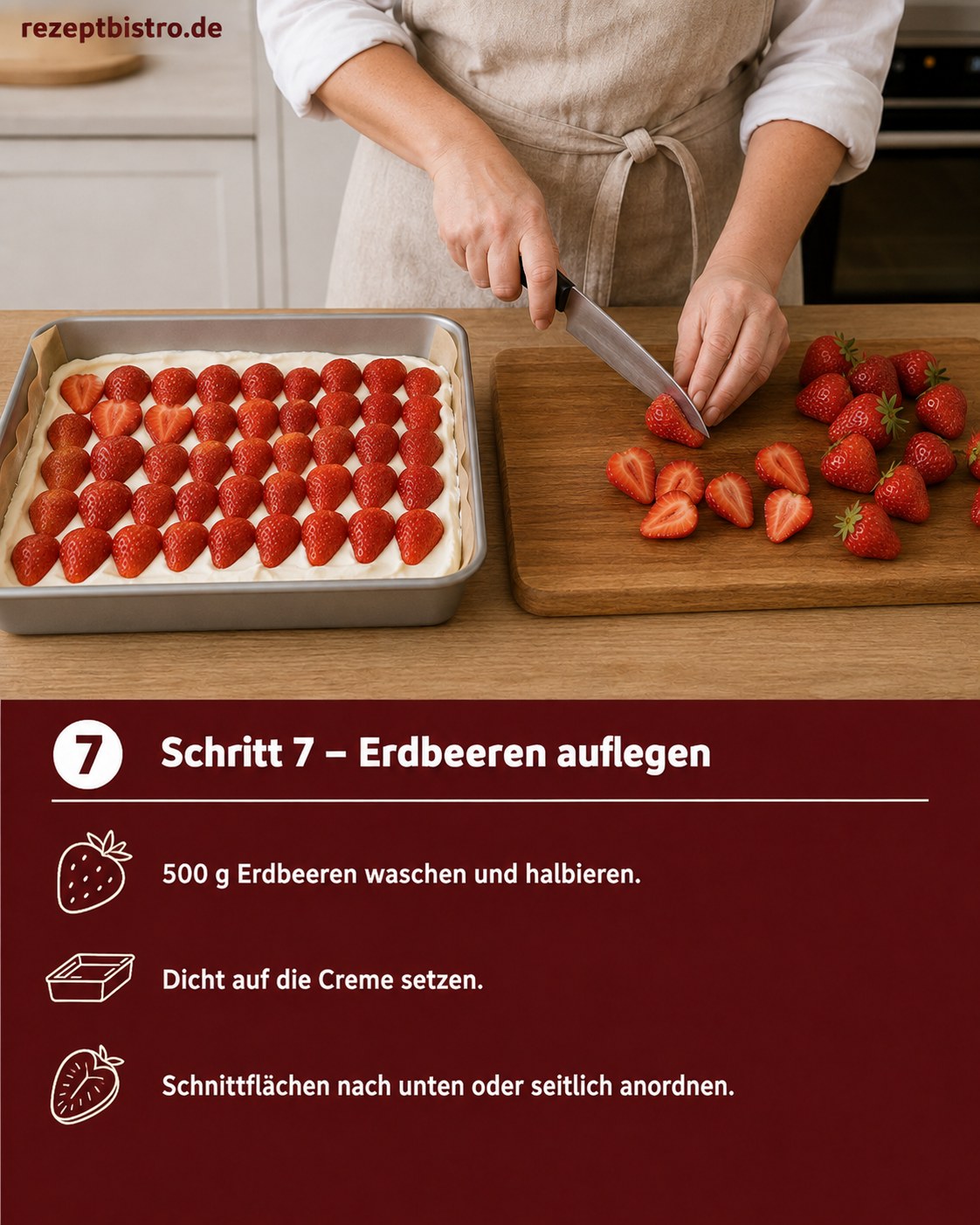 Frisch halbierte Erdbeeren werden dicht auf der Creme des einfachen Kuchens angeordnet