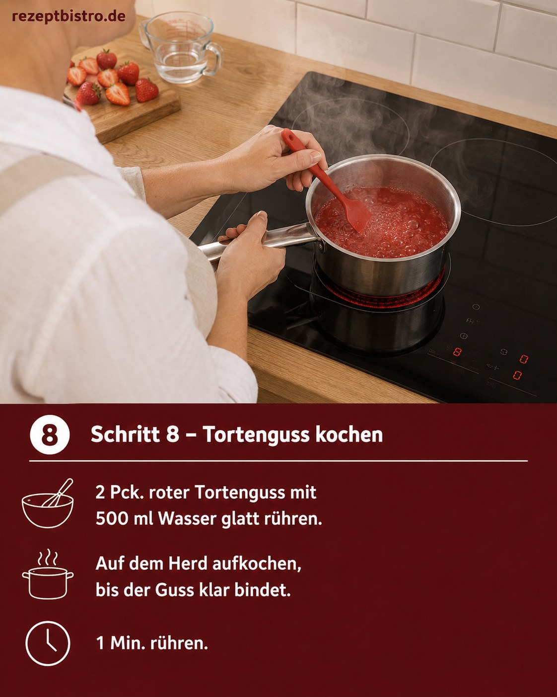 Roter Tortenguss kocht im Topf auf, bis er klar bindet für den Erdbeer-Belag