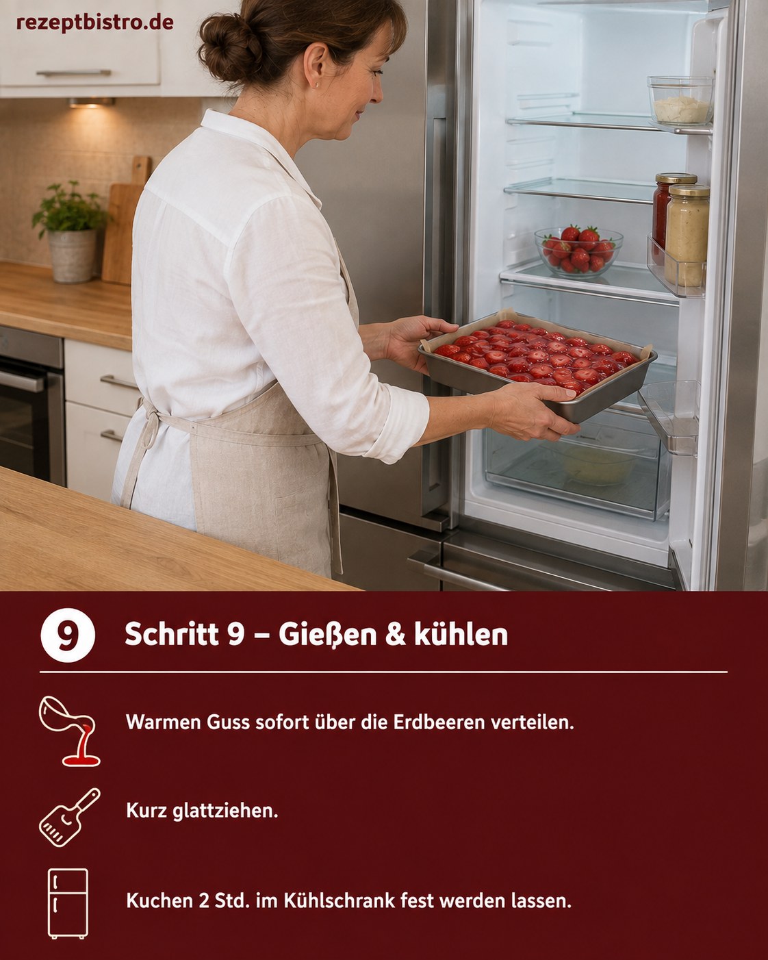 Warmer Tortenguss wird über die Erdbeeren gegossen, bevor der Kuchen im Kühlschrank fest wird