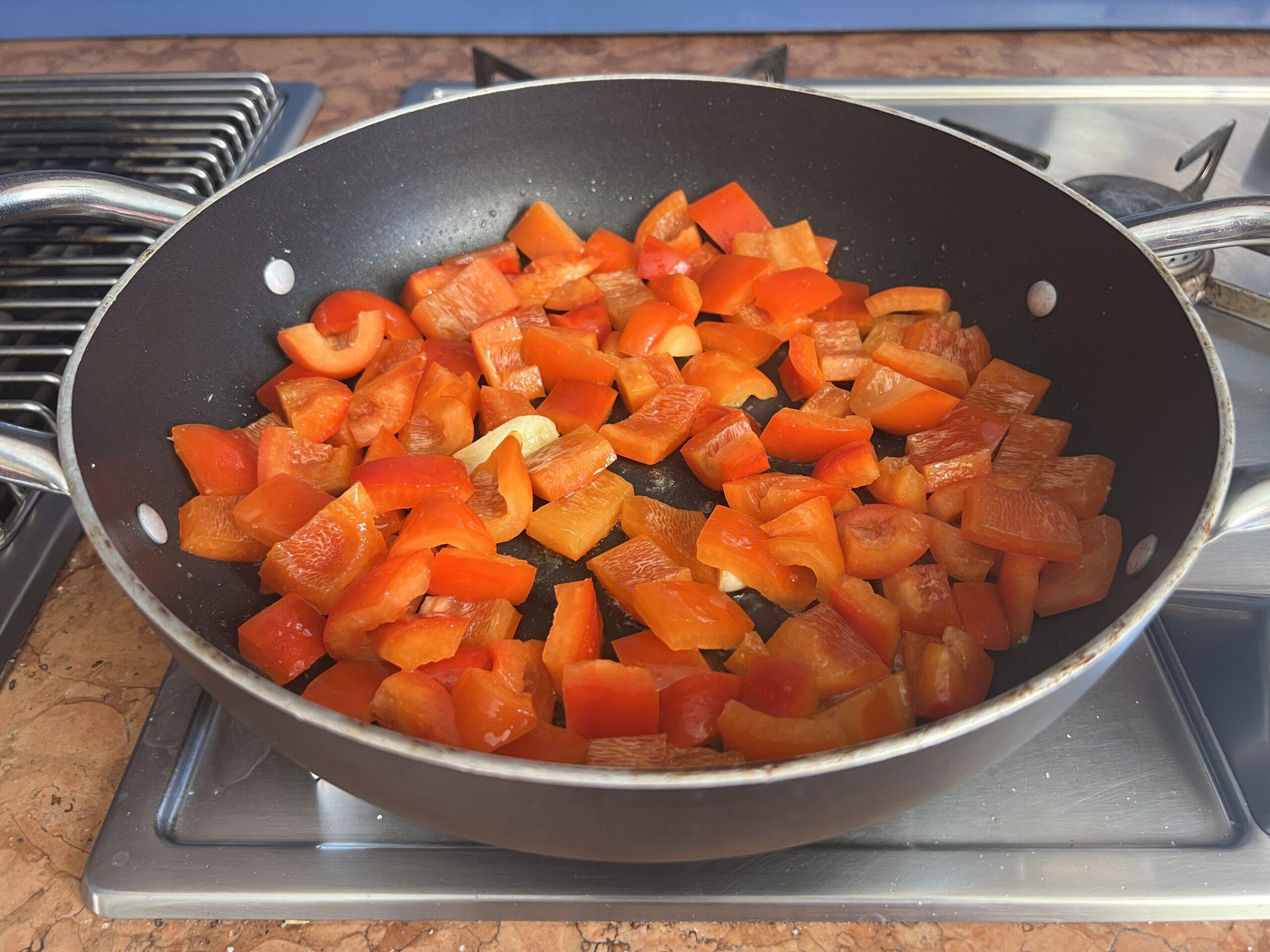 Paprika in heißer Pfanne