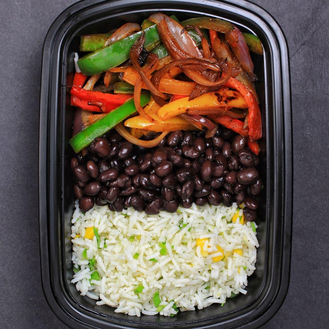 Reis und schwarze Bohnen als Meal Prep Basis