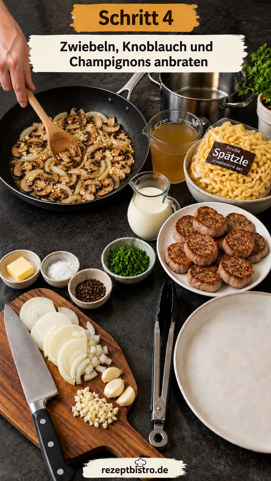 Zwiebeln, Knoblauch und Champignons im Bratensatz anschwitzen für die schnelle Rahmsoße unter 30 Minuten