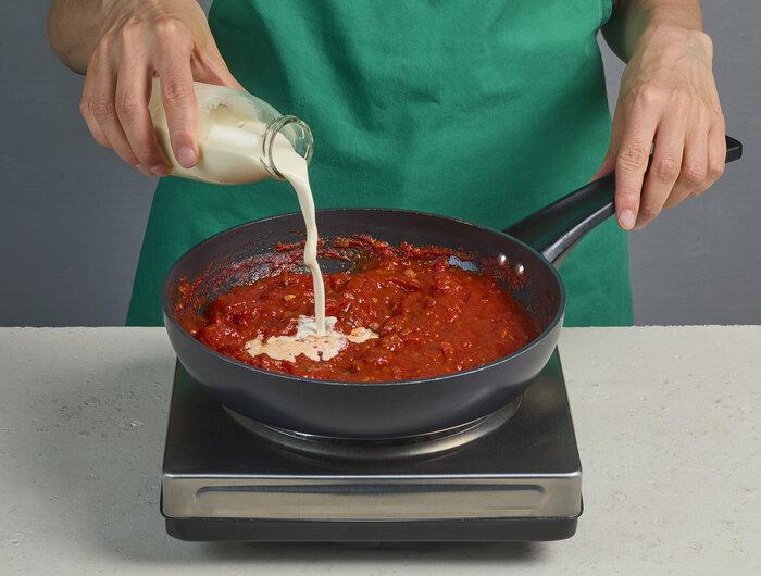 Tomaten Sahne Soße in der Pfanne