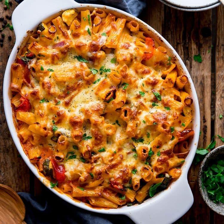 Goldbraune vegetarische Ofenpasta