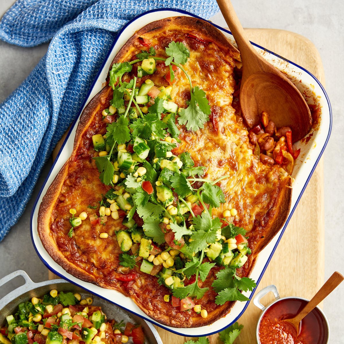 Burrito Bake mit Avocado Salsa Toppings