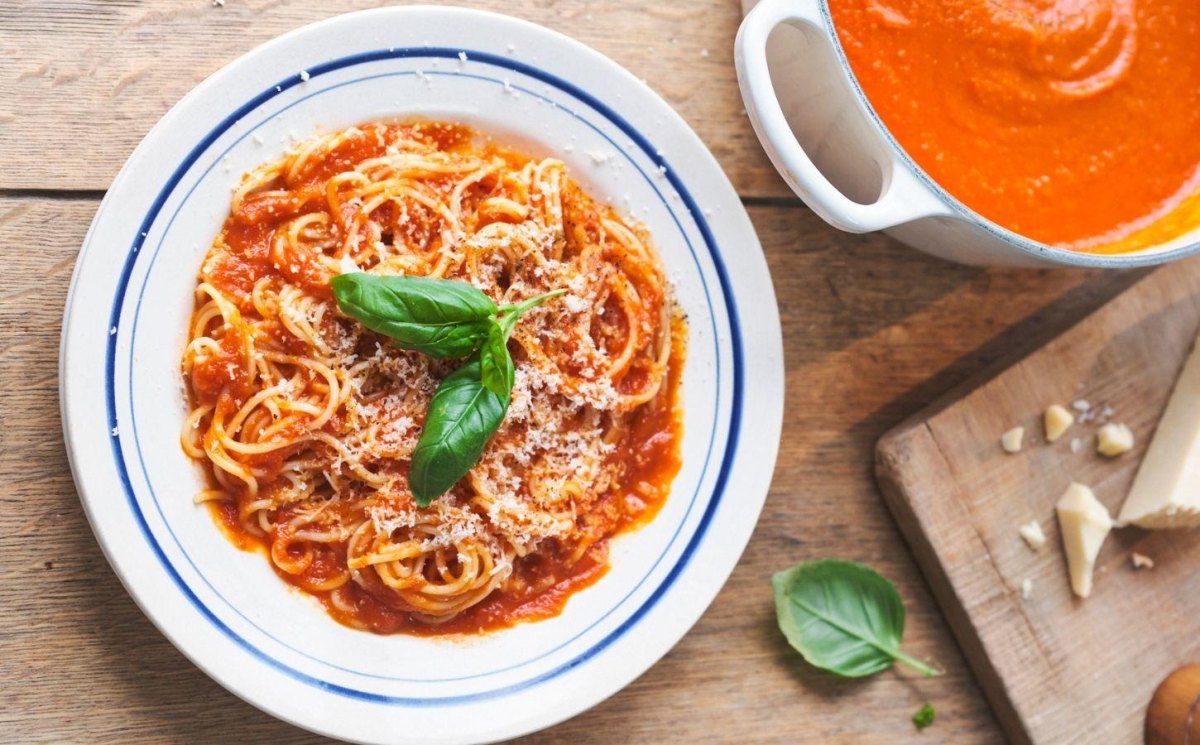 Vegane Tomatenpasta serviert