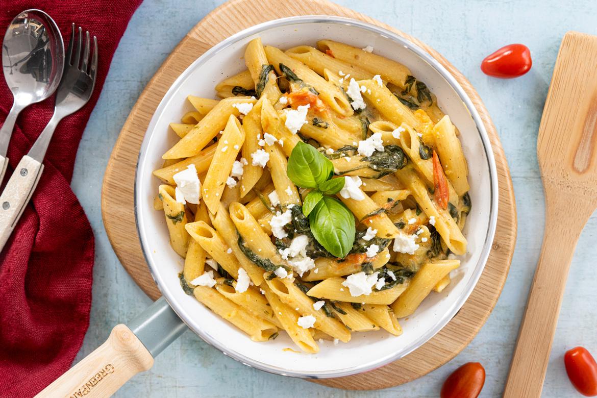 One Pot Pasta mit Feta serviert