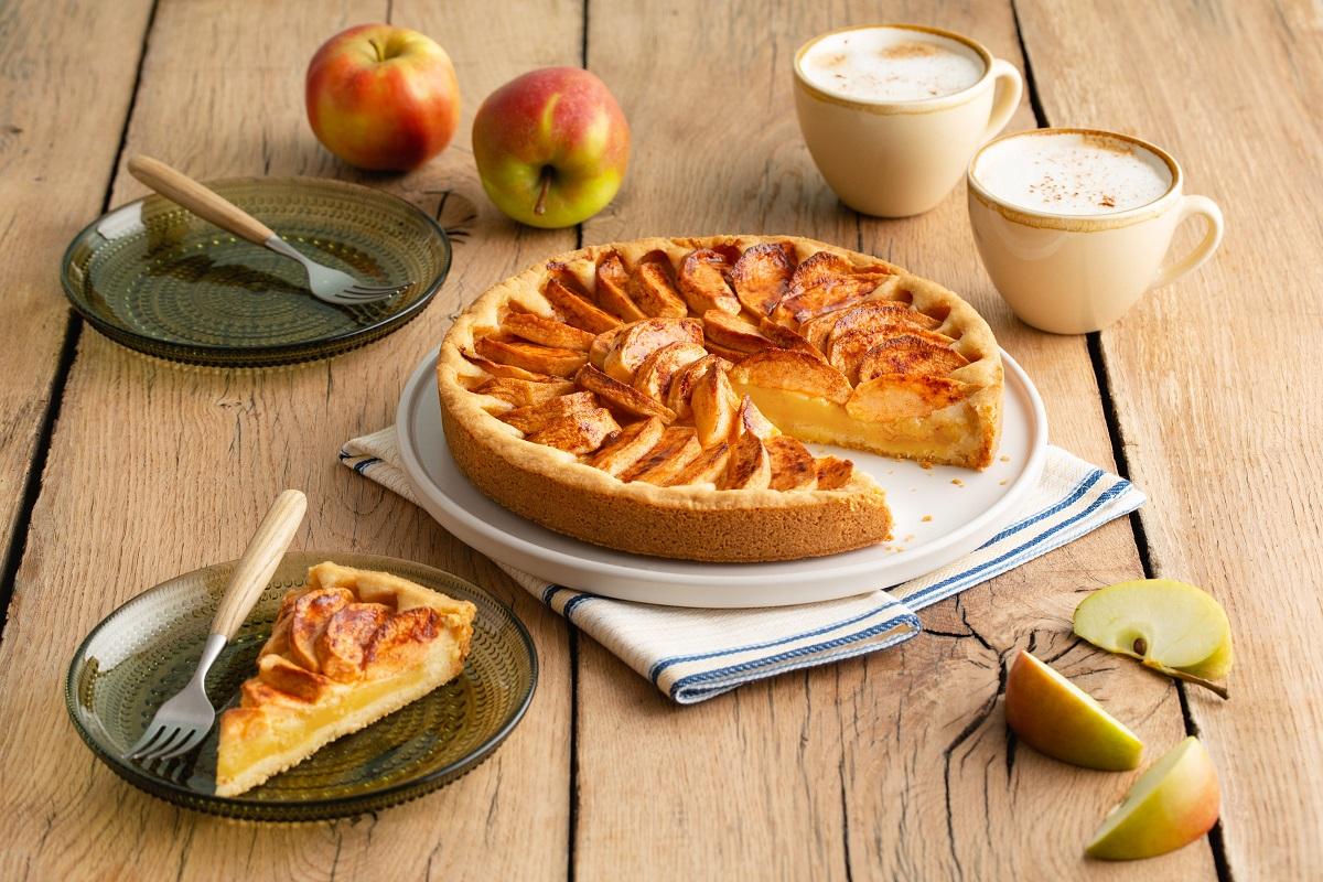 Apfelkuchen mit Vanillepudding als gemütliches Dessert zur Kaffeetafel