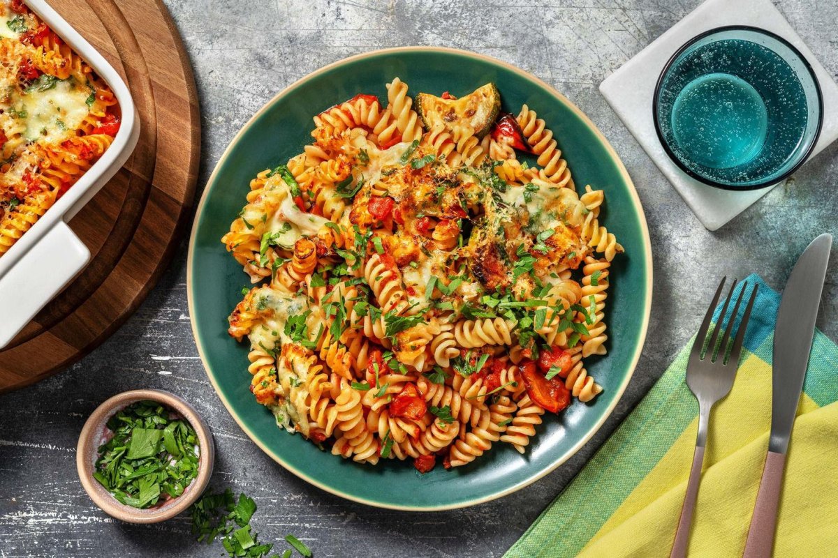 Servierte vegetarische Ofenpasta