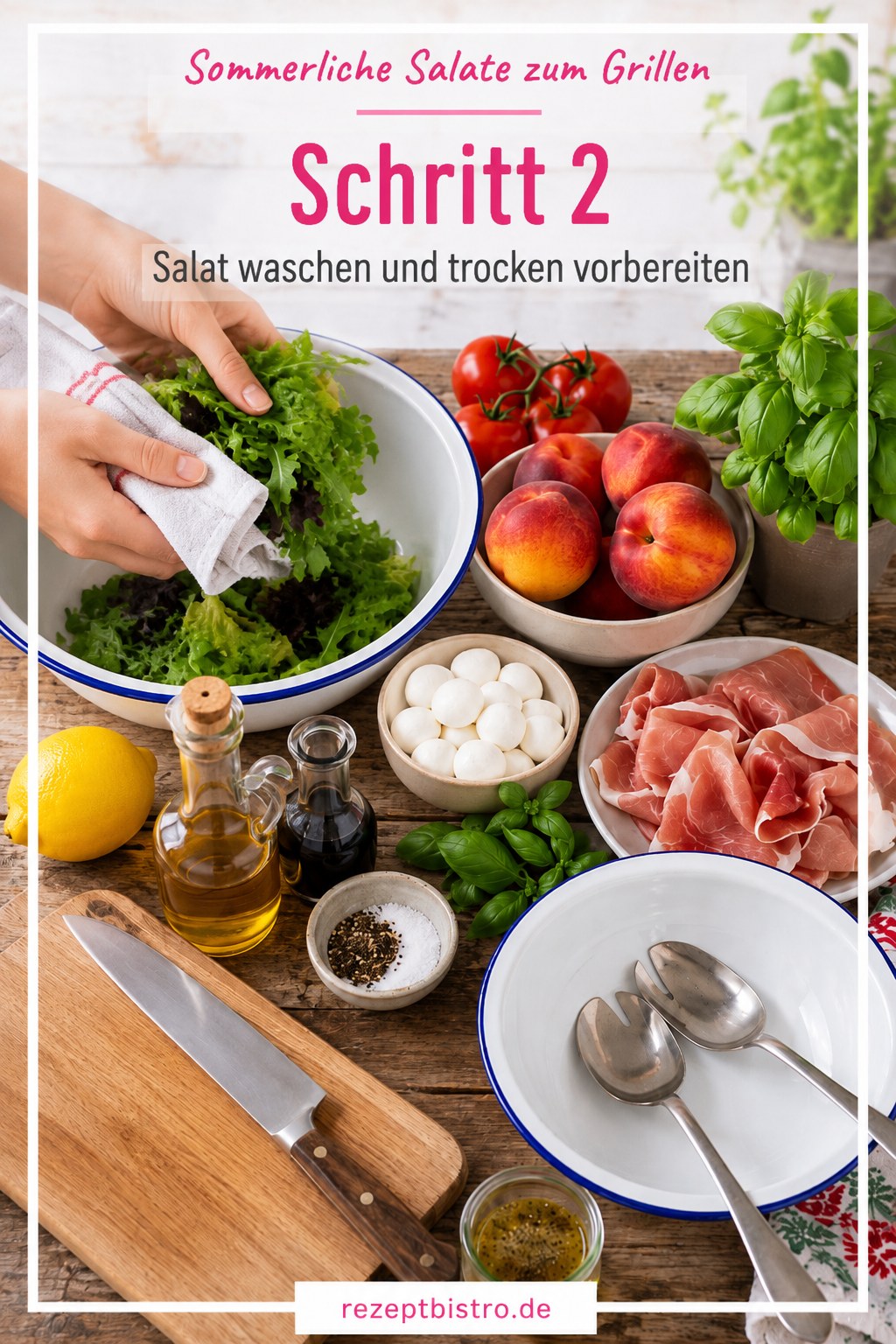 Salatblätter werden für den sommerlichen Grillsalat gewaschen und im Tuch trockengetupft