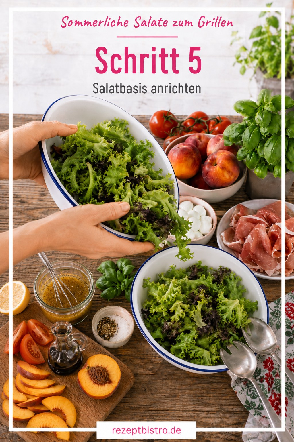 Lockere Salatbasis wird für den sommerlichen Grillsalat in die Servierschale gehoben