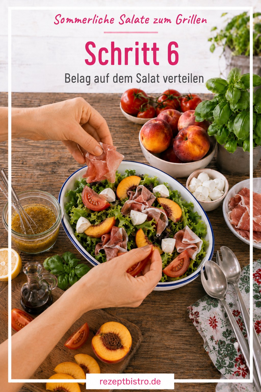 Tomaten, Pfirsich, Mozzarella und Parmaschinken werden auf dem Salat verteilt