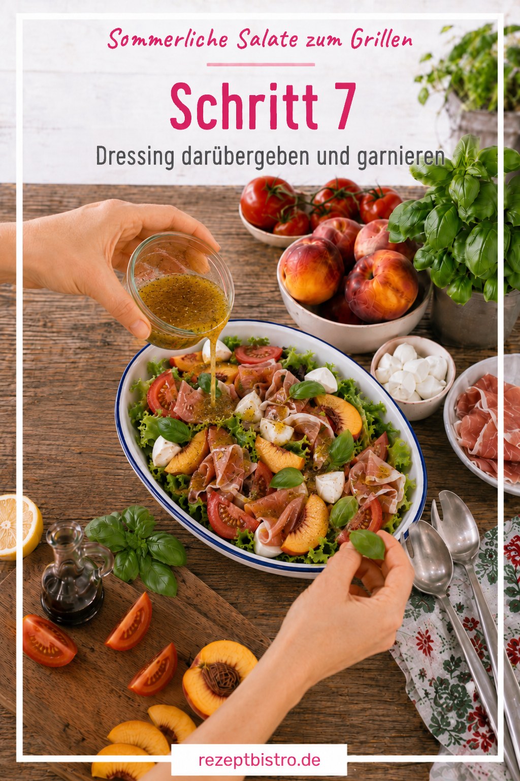 Dressing wird über den fertigen Sommersalat gegossen und mit Basilikum garniert
