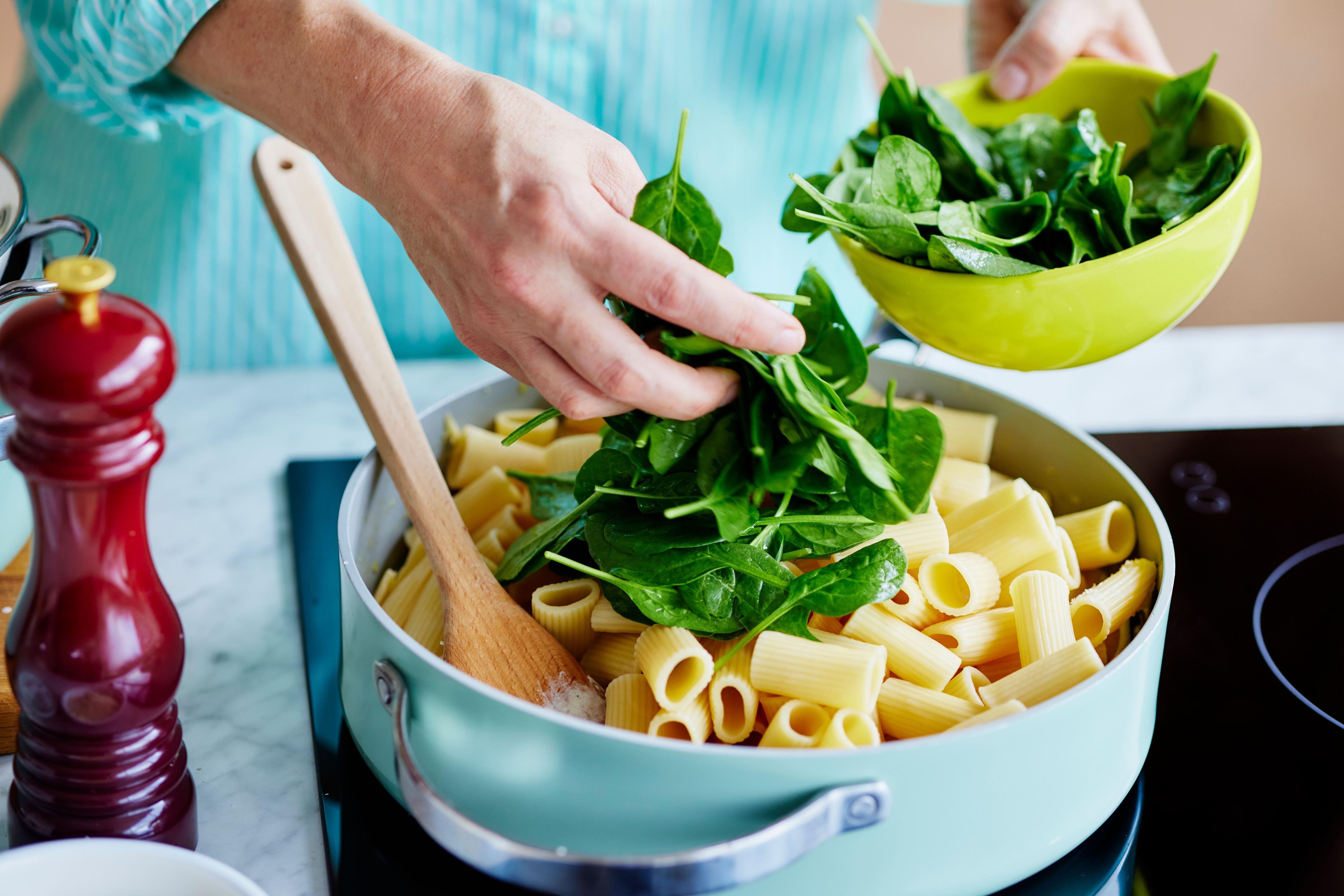 Frischer Spinat in Pasta Sauce