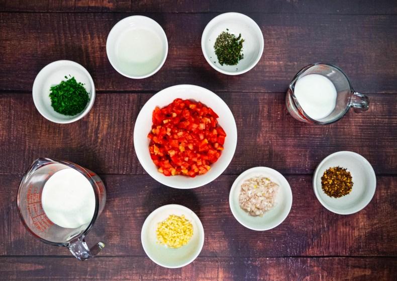 Frische Zutaten für Tomaten Sahne Soße