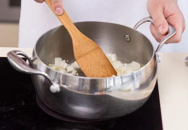 Zwiebeln und Knoblauch im Topf